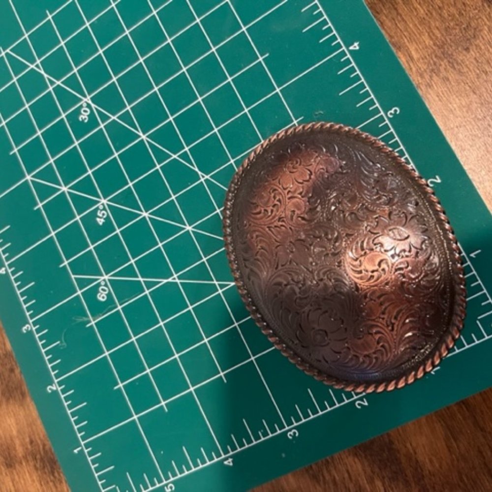 Bronze metal oval pattern belt buckle - Picture 3 of 3